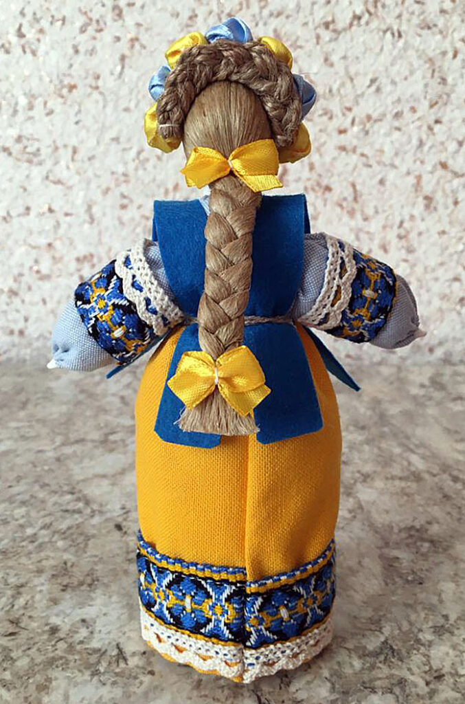 "А я іду по світу в вишиванці… Я – українка і горджуся цим!!!" (Victoria Goluban)