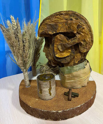 Різдвяна композиція "Україна – два світи"