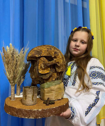 Різдвяна композиція "Україна – два світи"