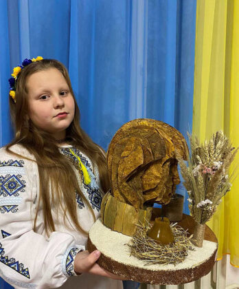 Різдвяна композиція "Україна – два світи"