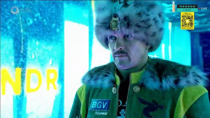 Усик у вбранні гетьмана