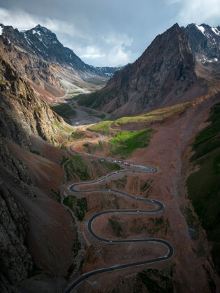 The mountain road is rugged and rugged